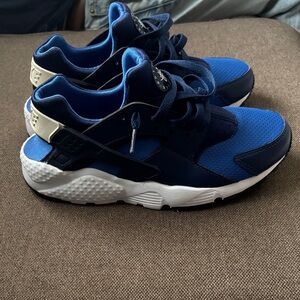 Boys Nike Huarache sneakers